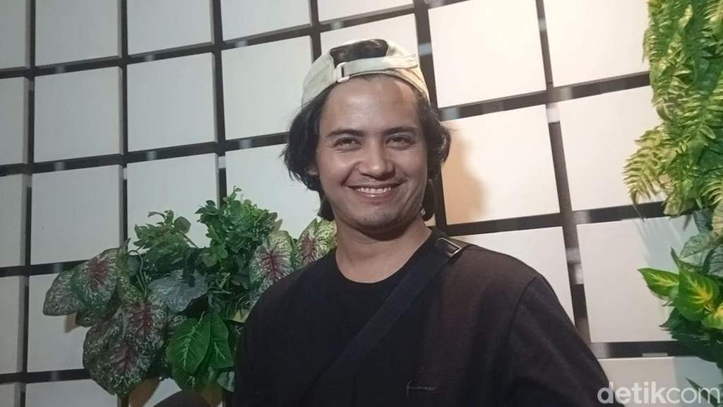 Aktor Aliando Syarief saat membeberkan hubungannya dengan Richelle Skornicki di kawasan Thamrin, Jakarta Pusat.