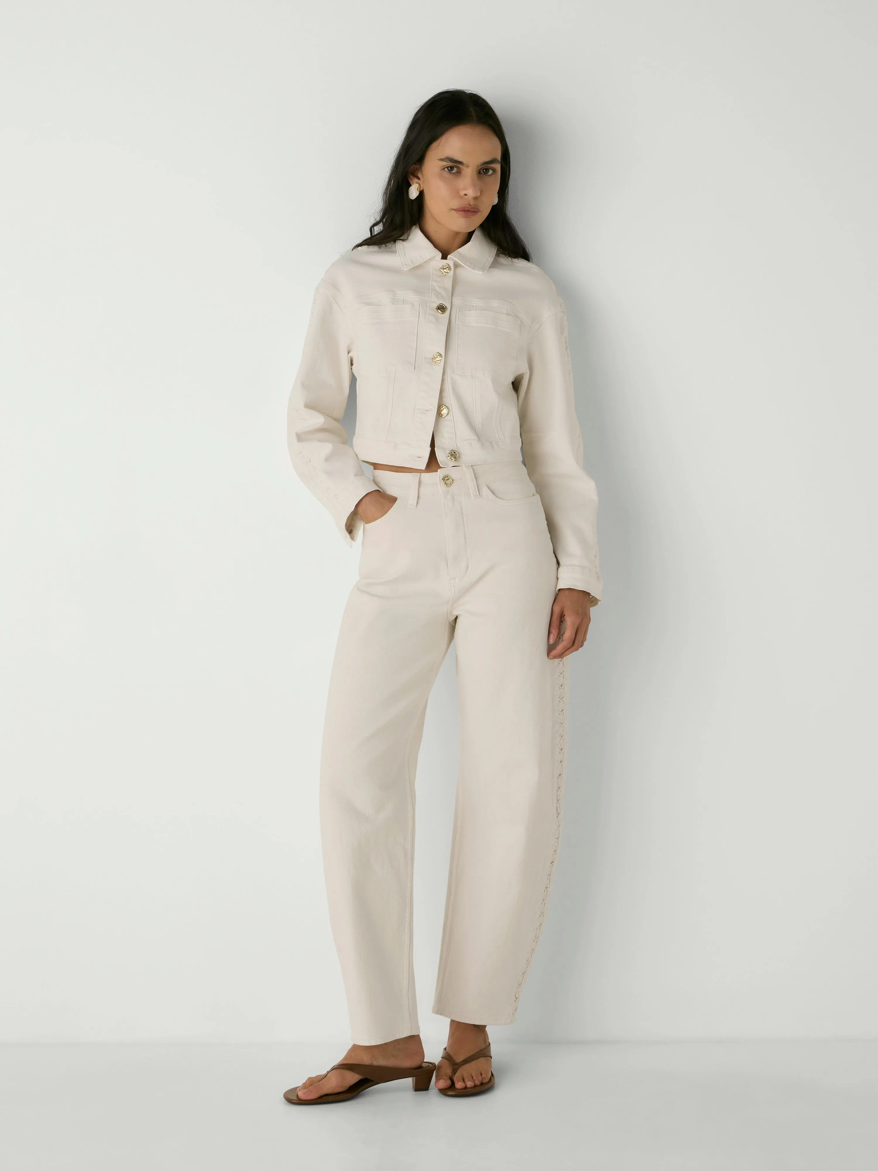 Avery Denim Jean warna winter white dari Joy368 dengan potongan barrel leg