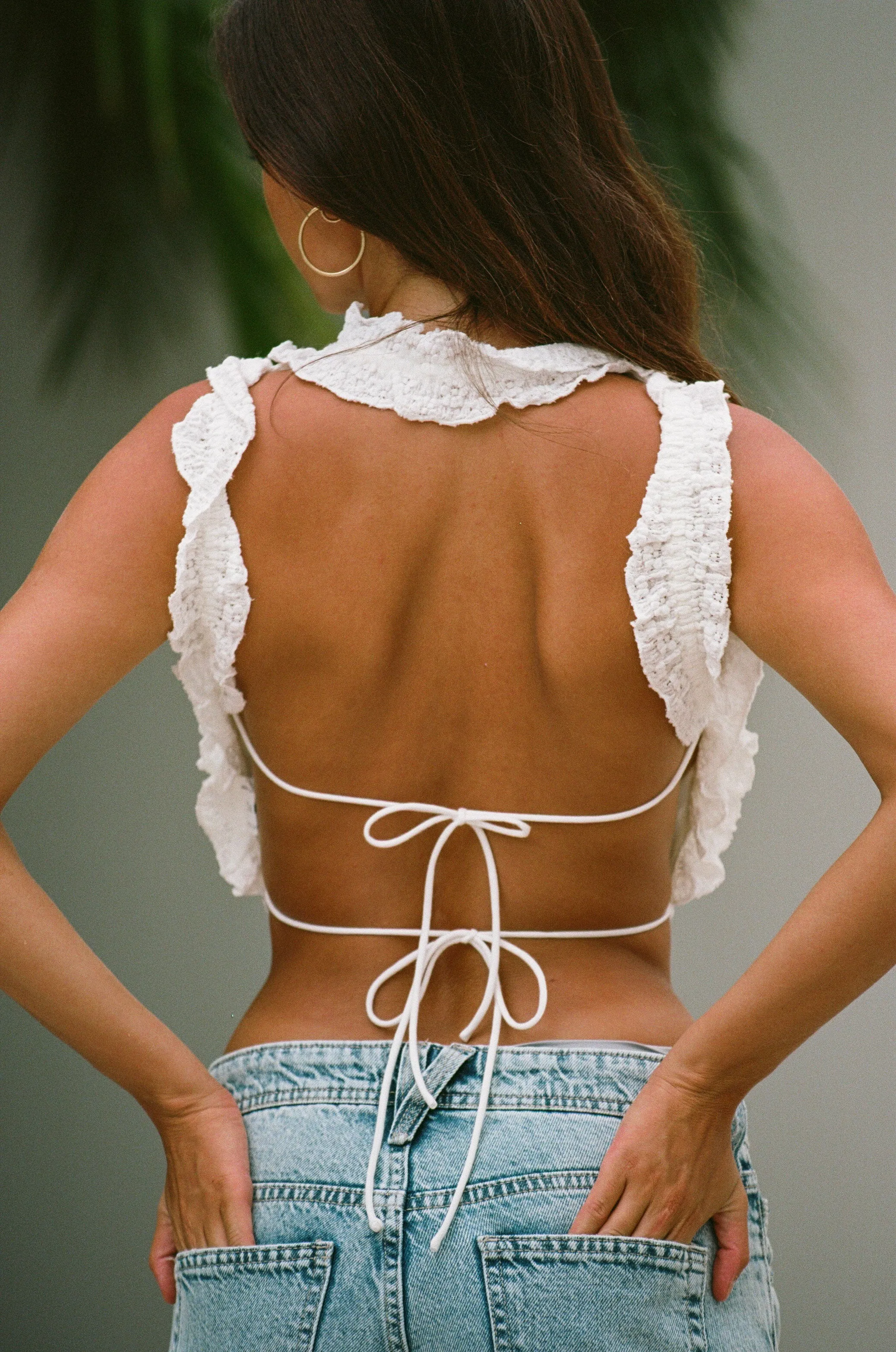 Backless Honey Top putih elegan dari koleksi fashion wanita Joy368