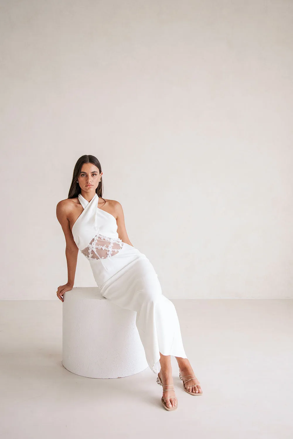 Behati Dress warna putih elegan koleksi eksklusif dari Joy368