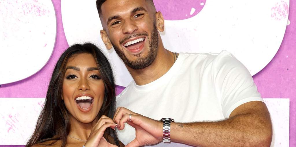 Potret romantis pasangan Love Island UK Tom Clare dan Molly Smith yang baru saja melangsungkan pernikahan pada Juli 2026.