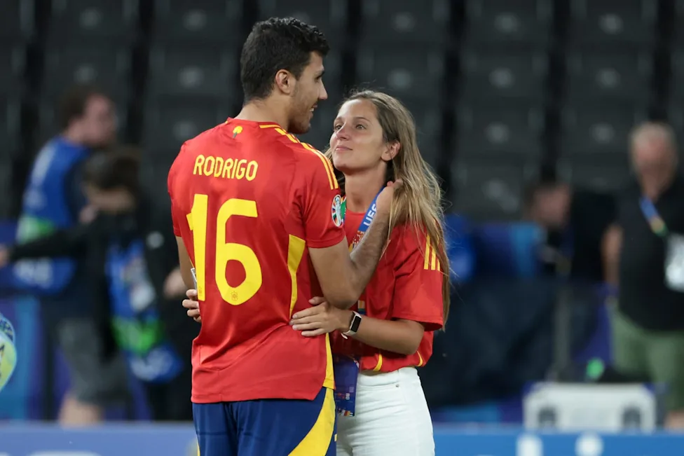 Momen kebersamaan kapten Timnas Spanyol Rodri dan kekasihnya Laura Iglesias saat menghadiri acara malam penganugerahan Ballon d'Or.