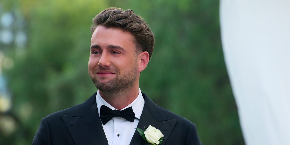 Potret Harry Jowsey bintang reality show Netflix yang sedang berpose dalam acara jumpa pers promosi program kencan terbaru.