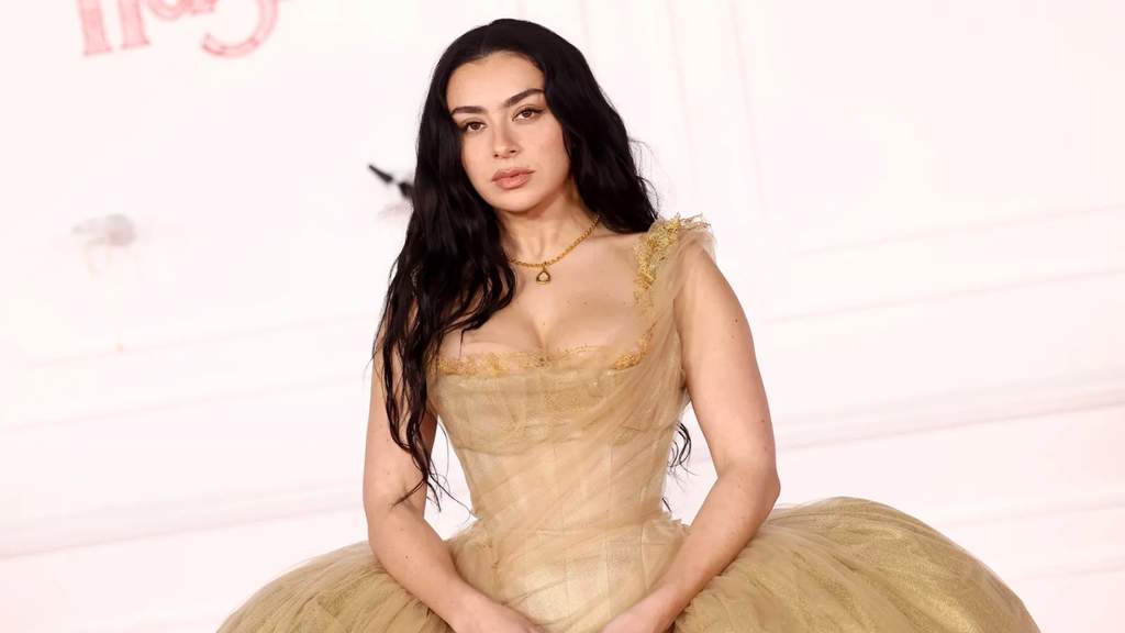 Musisi asal Inggris Charli XCX tampil enerjik saat mempromosikan album terbarunya Music, Fashion, Film.