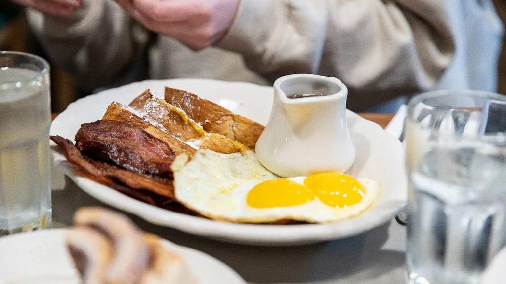 Suasana salah satu gerai restoran Cracker Barrel dengan gaya arsitektur khas pedesaan Amerika Serikat dan logo ikoniknya.
