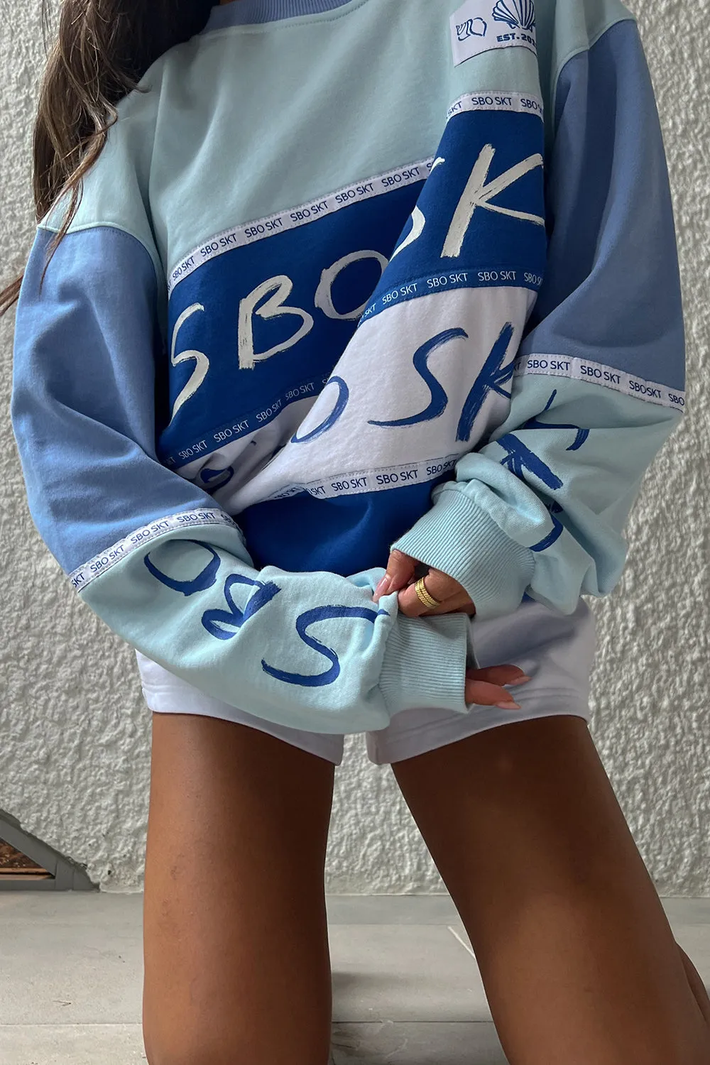Eclipse Sweater oversized biru putih dengan detail bordir dari koleksi Joy368