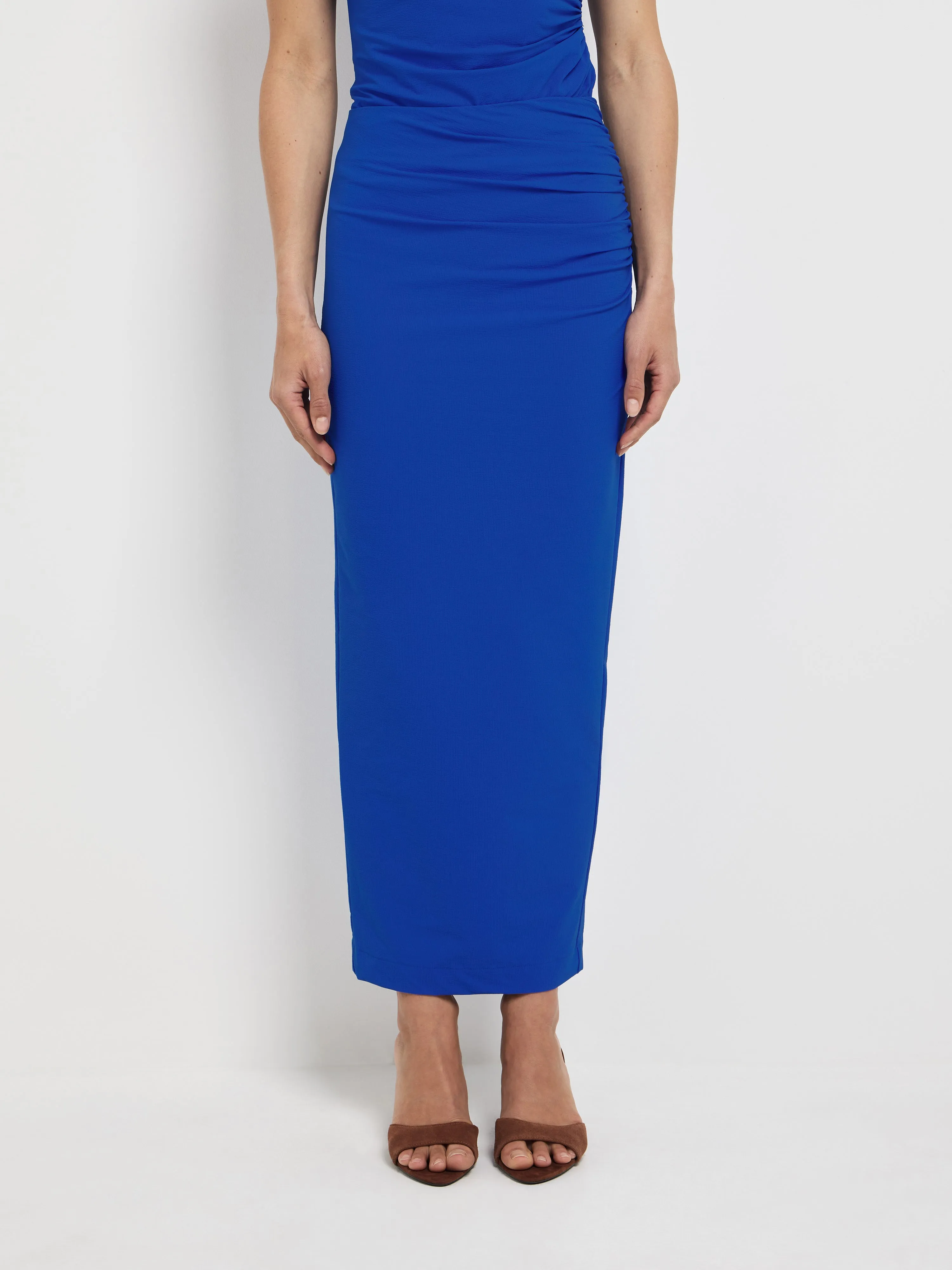 Eliana Skirt midi warna biru model stretch woven yang elegan dari Joy368