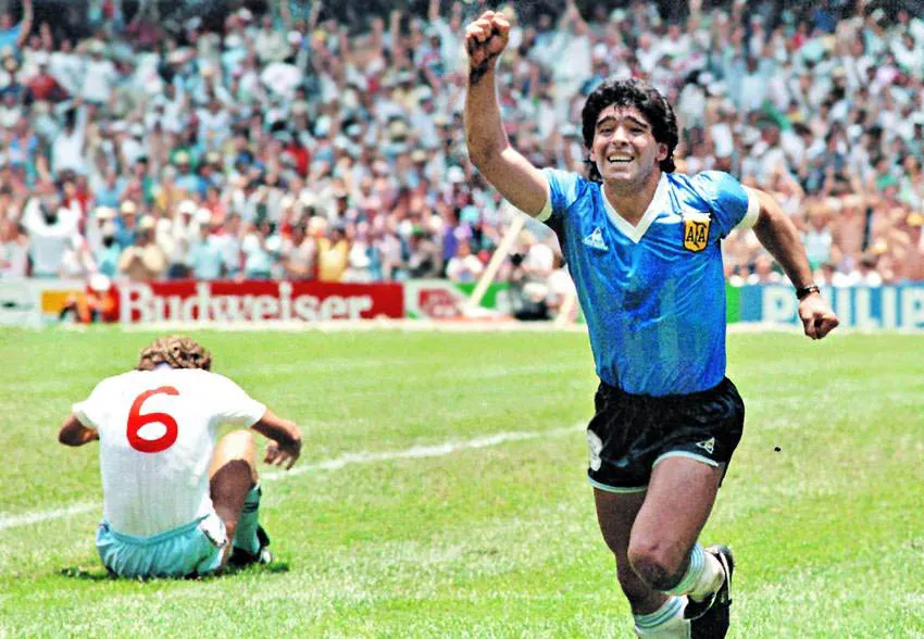 Diego Maradona merayakan gol dalam pertandingan Argentina vs England di Piala Dunia 1986