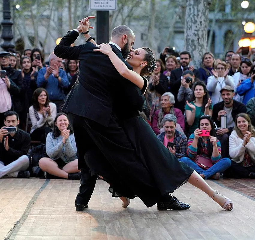 Sepasang penari sedang membawakan tarian tango secara profesional