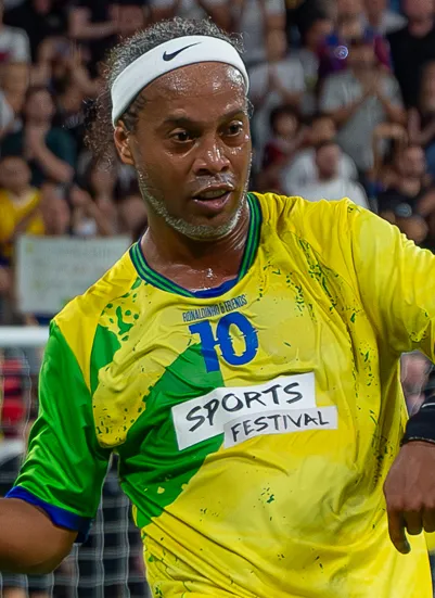 Pesepak bola legendaris Brasil Ronaldinho saat beraksi di lapangan