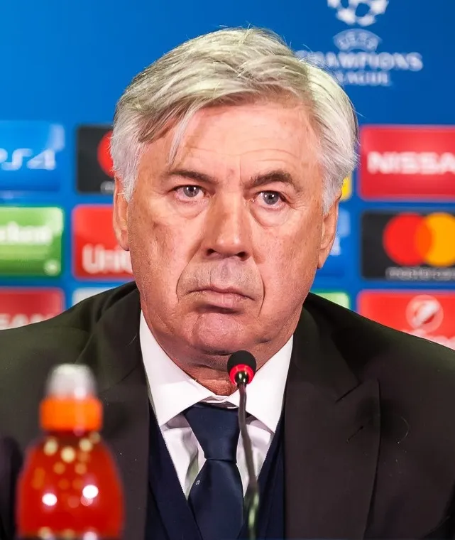 Trofi UEFA Super Cup dan deretan pelatih legendaris sepak bola Eropa
