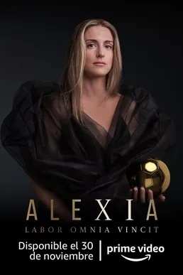 Alexia Putellas memegang trofi Ballon d'Or Féminin