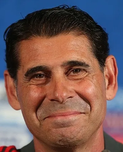 Fernando Hierro saat memperkuat tim nasional Spanyol di lapangan