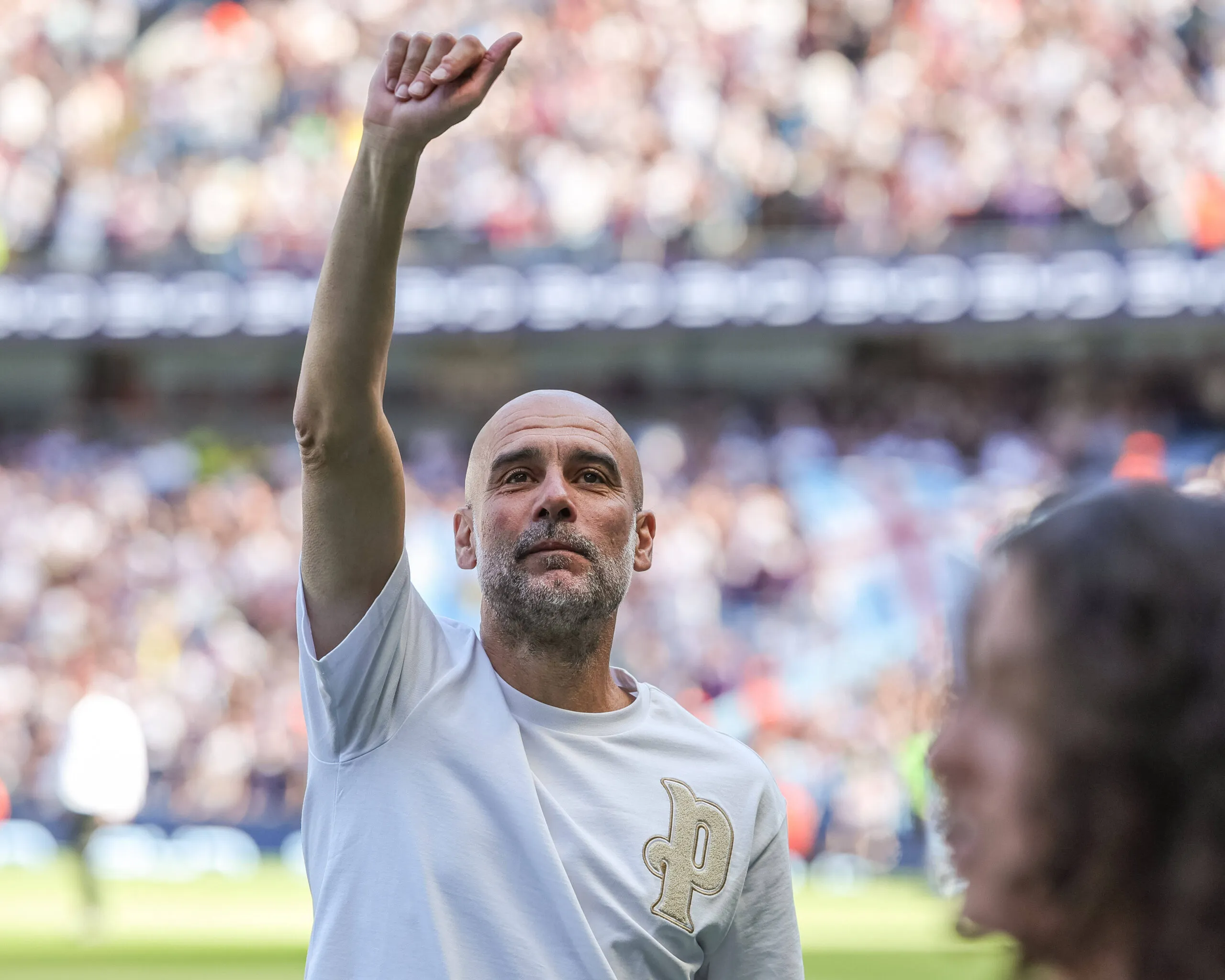 Pep Guardiola berjalan keluar lapangan usai laga perpisahan melawan Aston Villa di Etihad