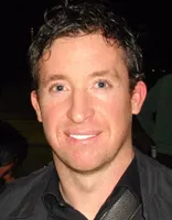 Robbie Fowler saat mengenakan jersey kebesaran klub Liverpool di Anfield