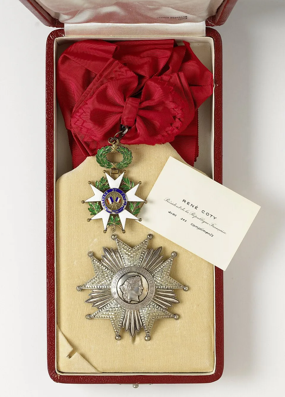 Legion of Honour merupakan penghargaan tertinggi Prancis untuk pengabdian sipil dan militer