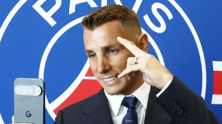 Lucas Digne tersenyum saat diperkenalkan sebagai pemain baru PSG