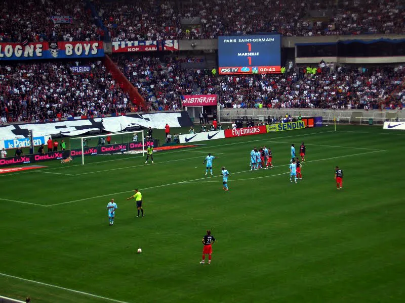 Duel sengit dalam laga Le Classique antara PSG dan Marseille