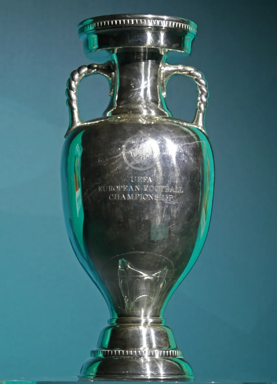 Trofi Piala Eropa atau Euro yang diperebutkan oleh tim nasional negara-negara Eropa