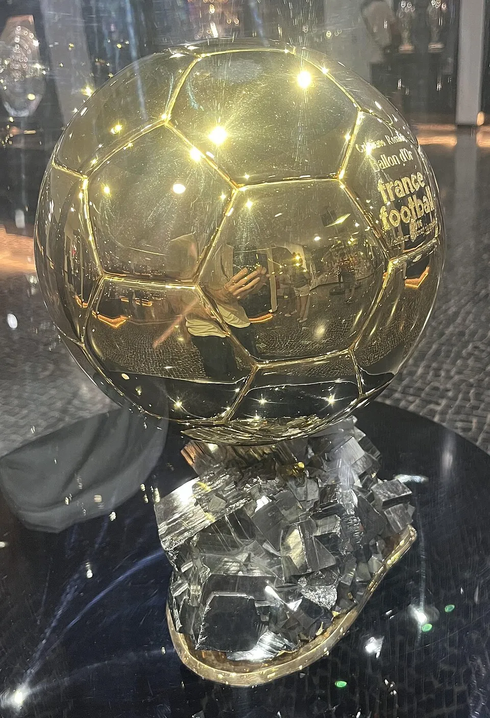 Trofi Ballon d'Or penghargaan pemain terbaik sepak bola dunia