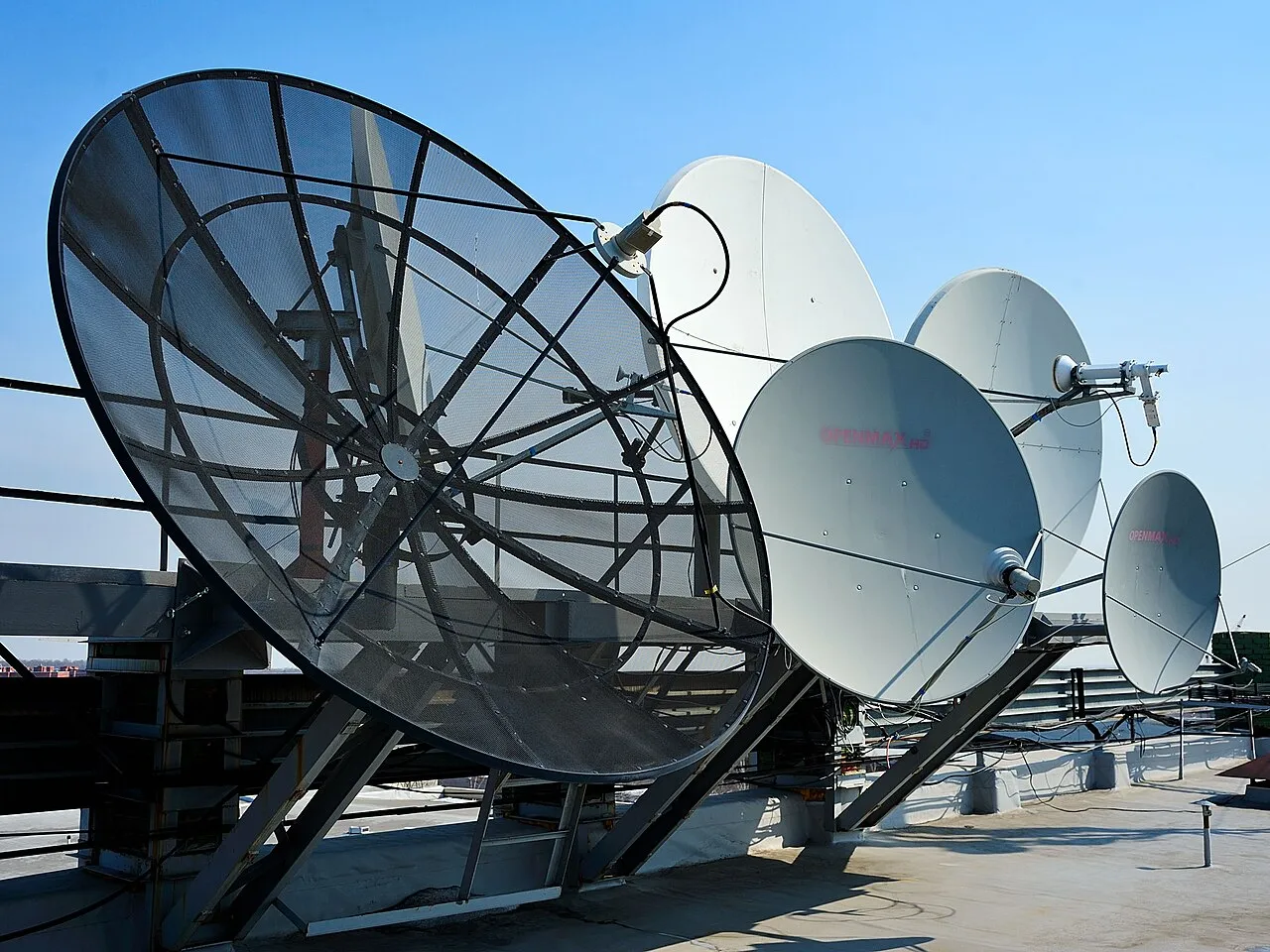 Ilustrasi antena parabola dan sistem penerima televisi satelit di rumah