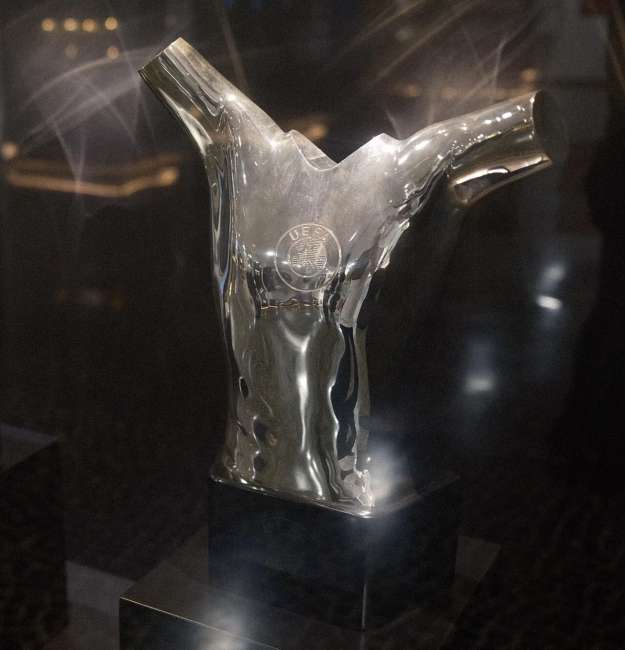 Trofi dan daftar pemenang UEFA Men's Player of the Year Award