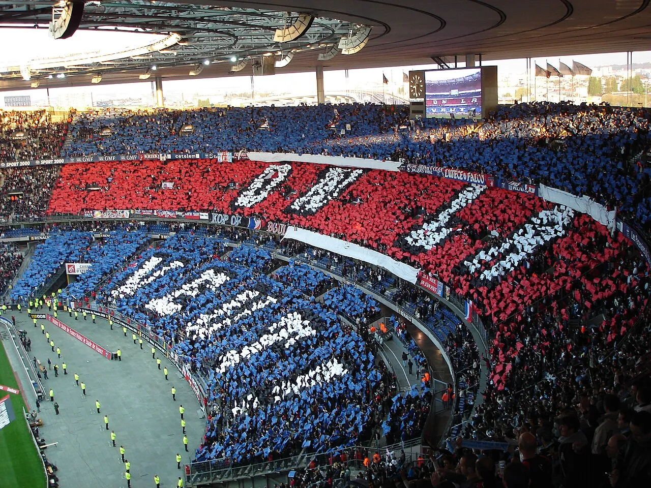 Suporter Paris Saint-Germain memadati tribune Parc des Princes