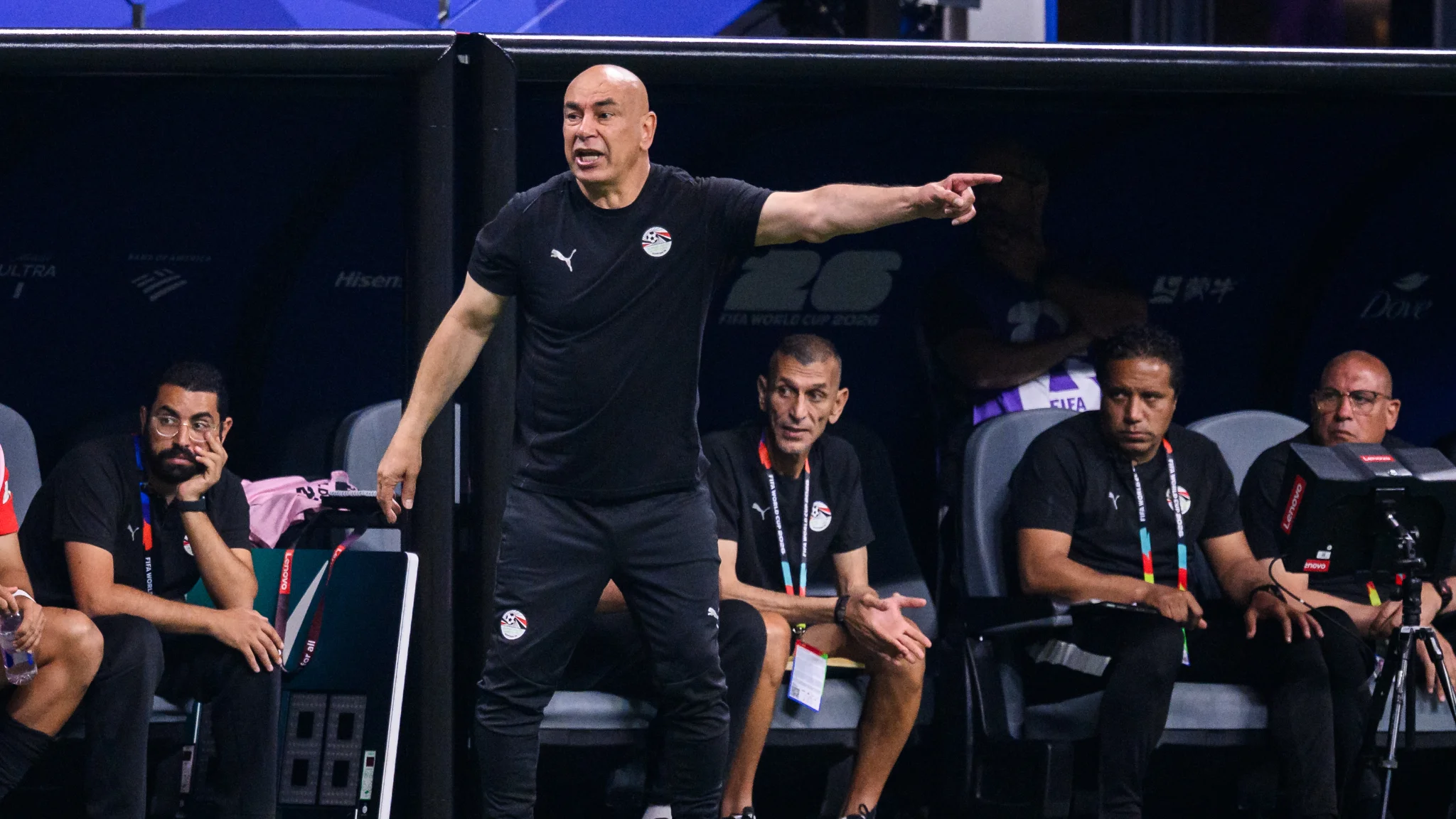 Pelatih Timnas Mesir Hossam Hassan pingsan usai lerai perkelahian dua istrinya