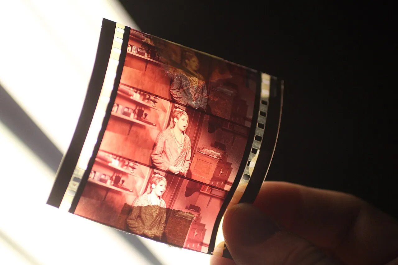 Proyektor film 70mm yang sedang beroperasi di dalam ruang bioskop