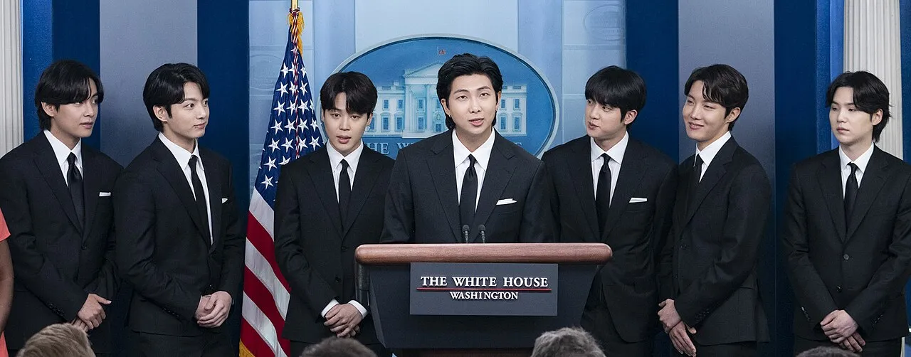 Grup musik asal Korea Selatan BTS tampil energik di atas panggung konser