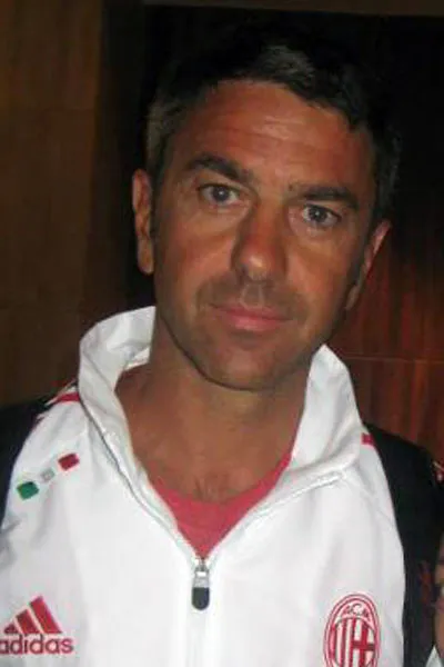 Alessandro Costacurta saat mengenakan seragam AC Milan di San Siro