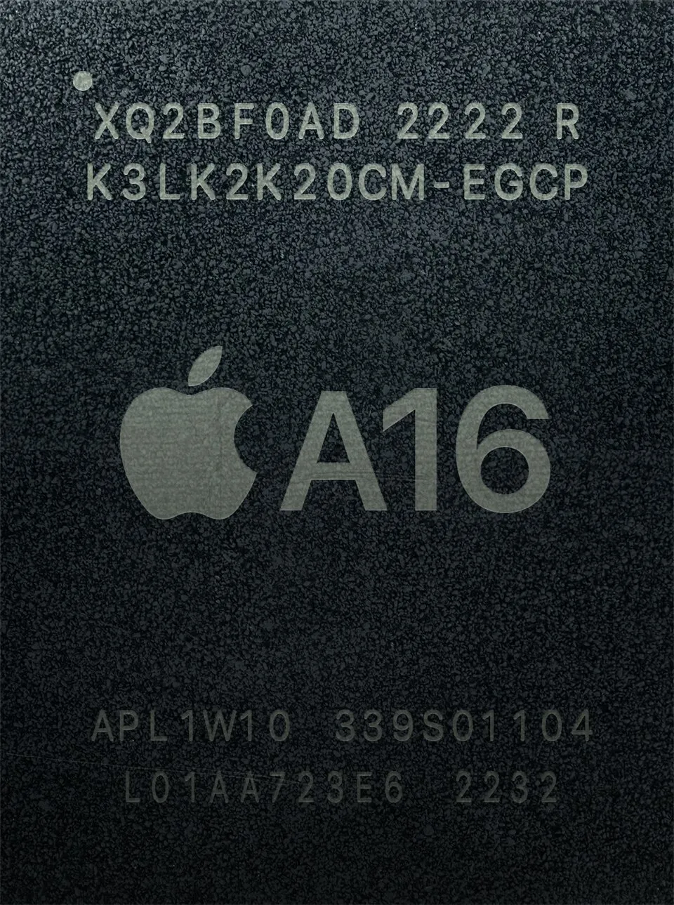 Ilustrasi chipset Apple A16 Bionic yang terpasang pada perangkat iPhone