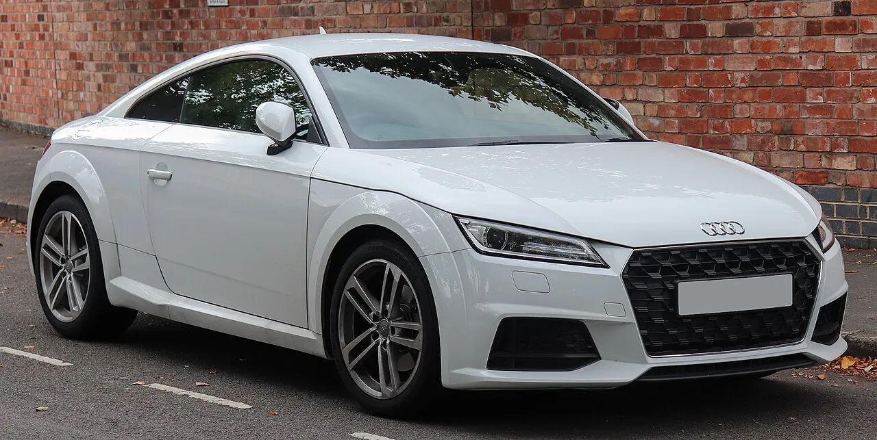 Audi TT adalah mobil sport ikonik yang diproduksi dalam tiga generasi sejak 1998