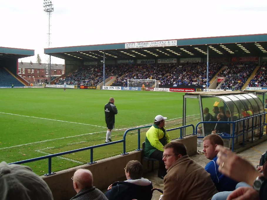 Tampak luar Crown Oil Arena atau Spotland Stadium di Rochdale Inggris