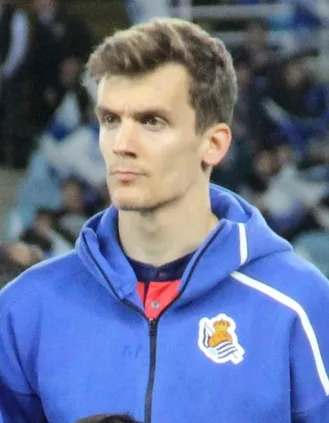 Bek tengah Real Betis Diego Llorente beraksi di lapangan hijau