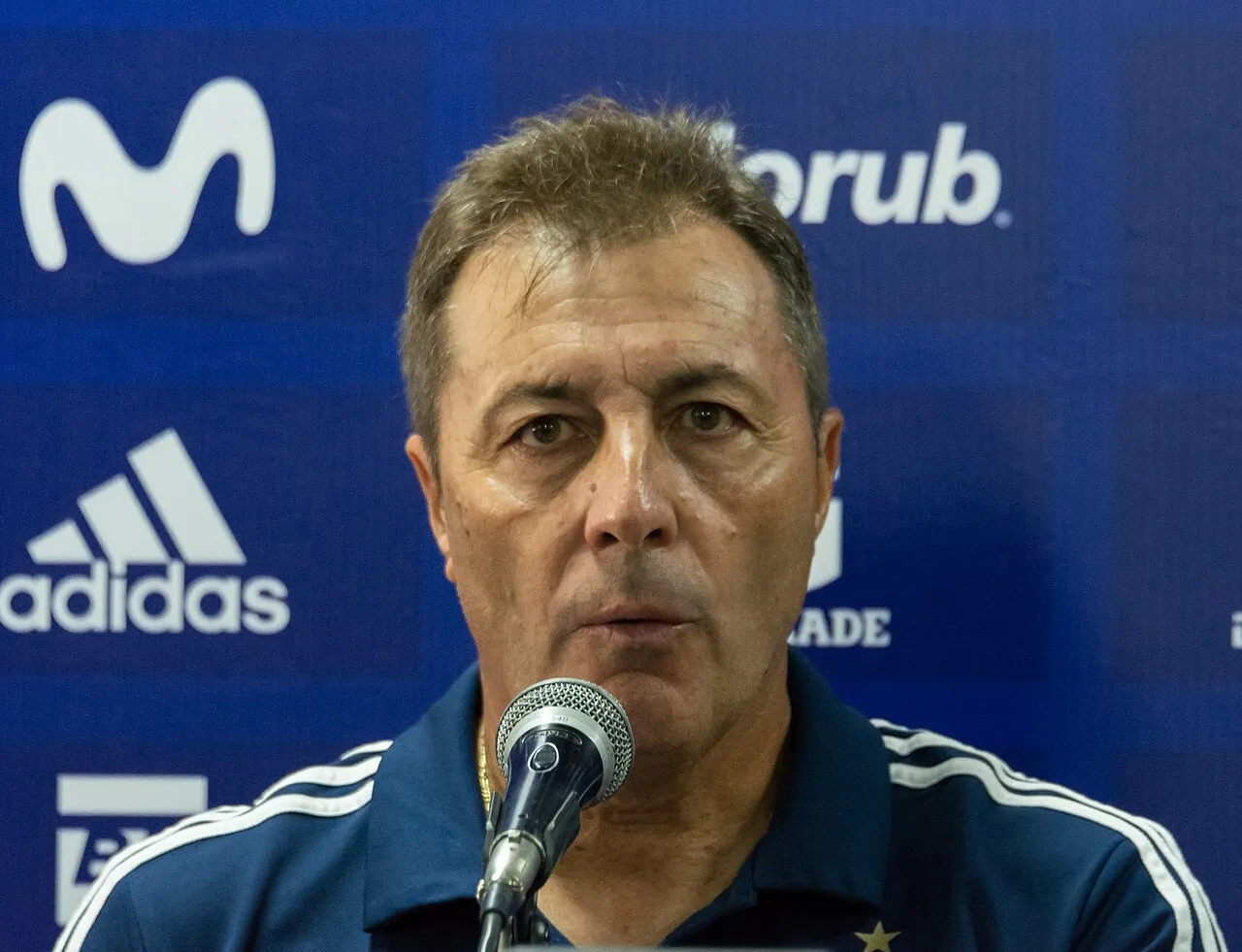 Pelatih sepak bola asal Argentina Frank Kudelka dipinggir lapangan