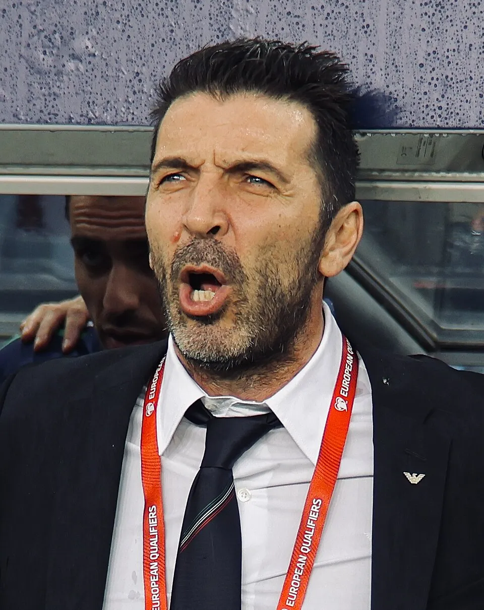 Gianluigi Buffon saat mengenakan jersey tim nasional Italia di lapangan
