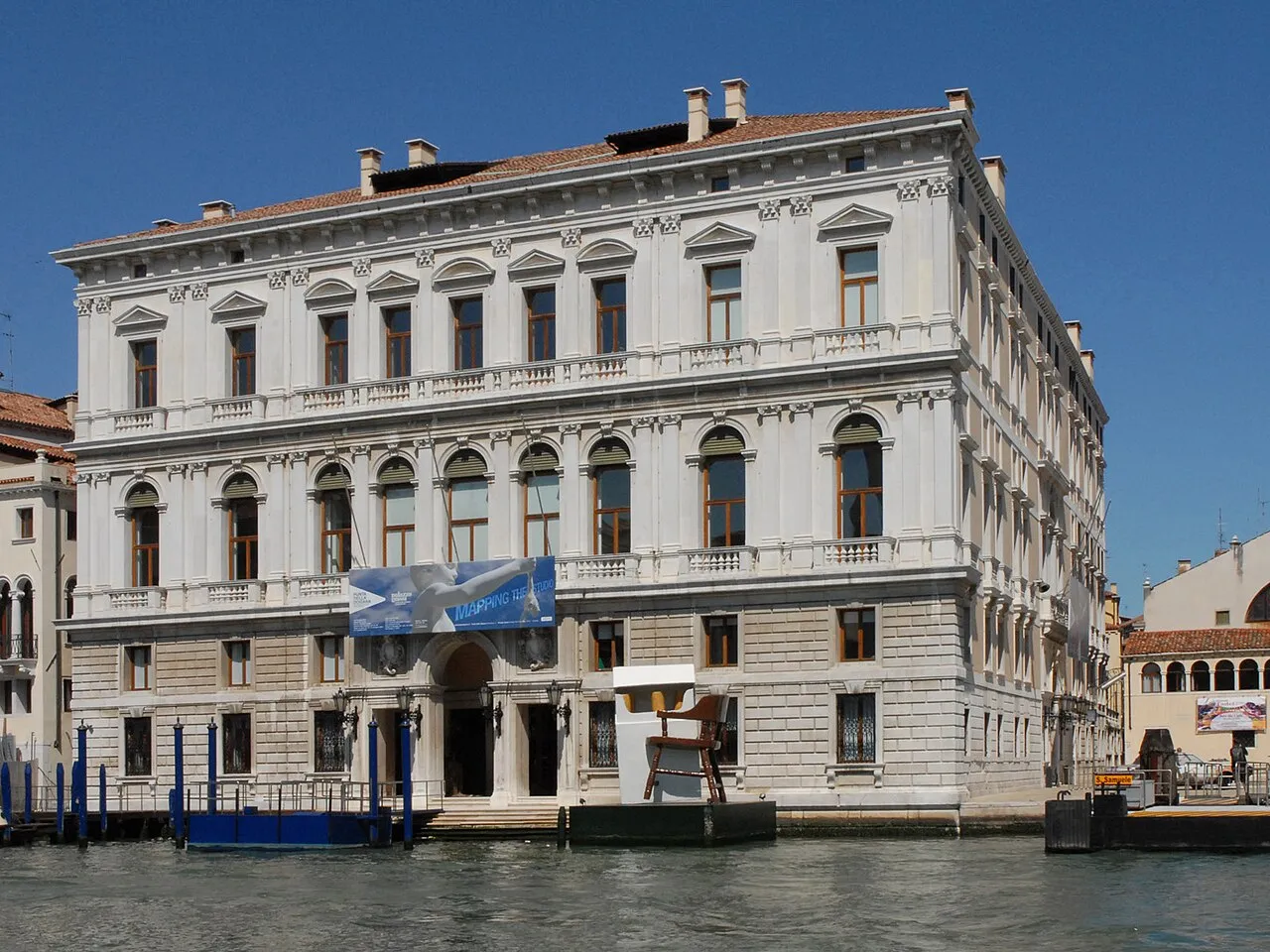 Arsitektur klasik Palazzo Grassi di Grand Canal Venesia rancangan Giorgio Massari