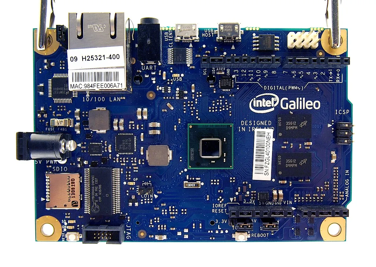 Papan pengembangan komputer tunggal Intel Galileo untuk edukasi dan maker