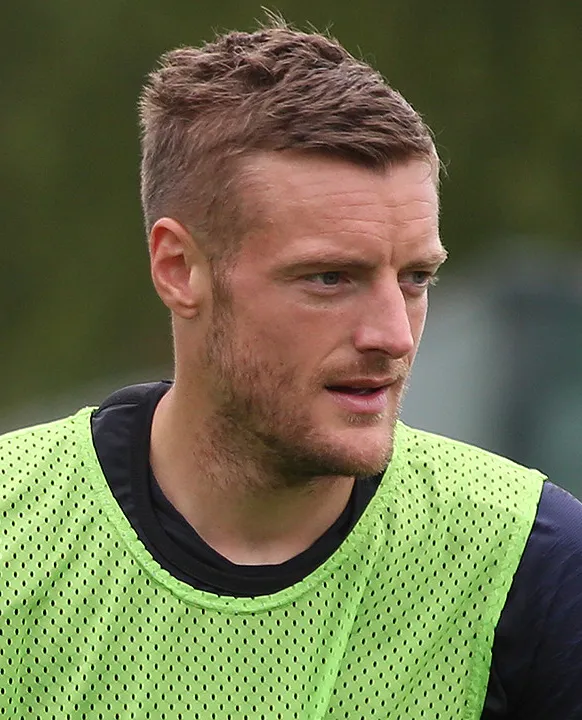 Penyerang legendaris Leicester City Jamie Vardy saat merayakan gol di lapangan