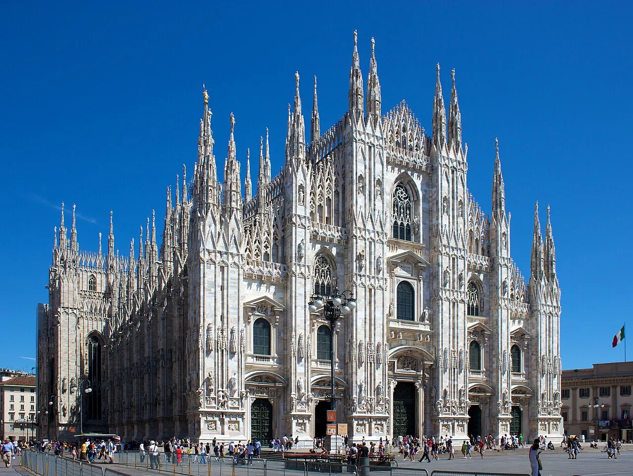 Pemandangan arsitektur dan suasana perkotaan Milan di Italia utara