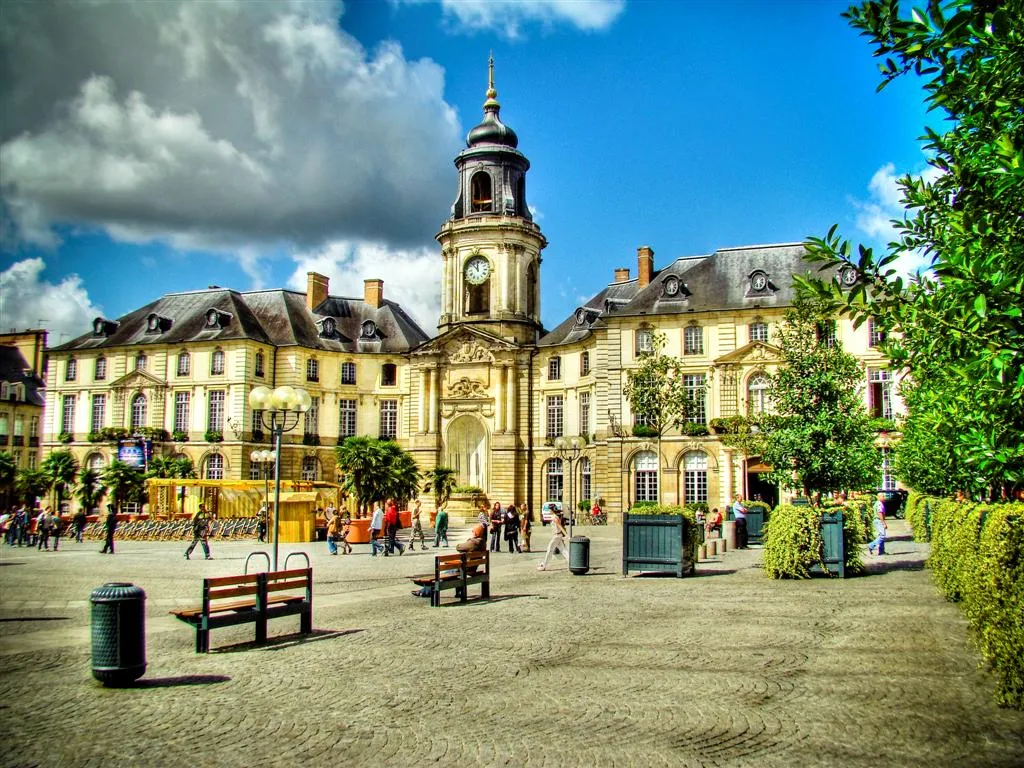 Pemandangan arsitektur klasik di pusat Kota Rennes Prancis