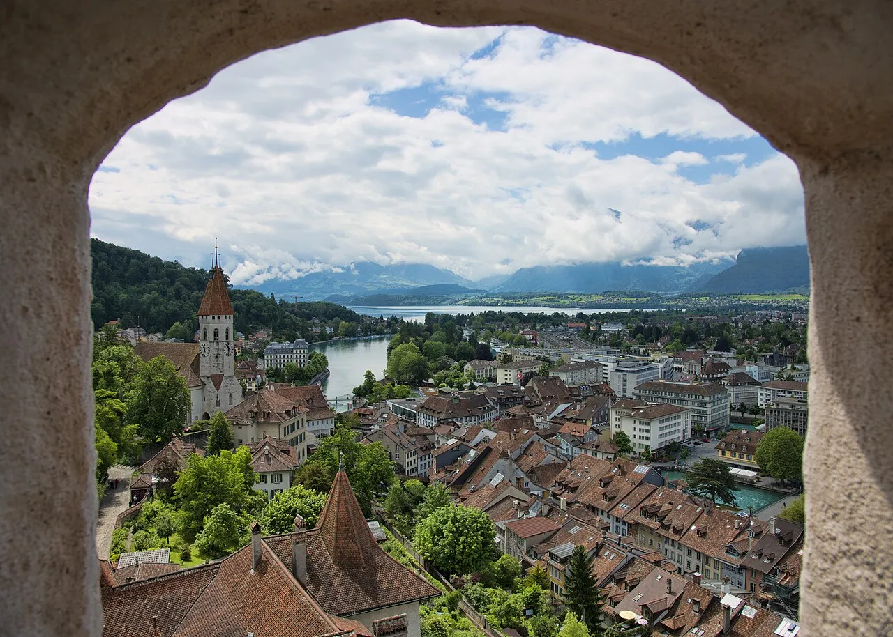 Pemandangan indah Kota Thun di tepi Sungai Aare dan Danau Thun Swiss