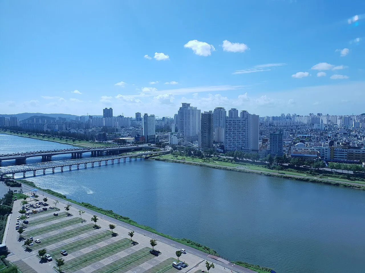 Pemandangan kota metropolitan dan kawasan industri Ulsan di Korea Selatan