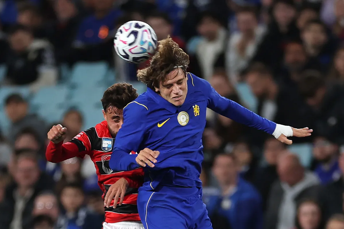 Marco Palestra pemain Chelsea saat membawa bola melawan AC Milan dalam laga uji coba