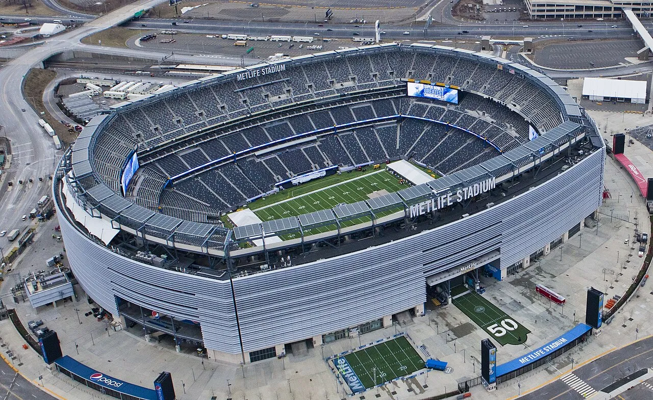 Tampak depan MetLife Stadium di New Jersey yang megah dan modern