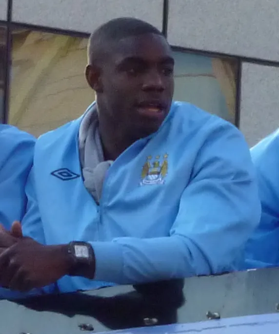 Potret Micah Richards saat menjadi pengamat sepak bola di studio televisi