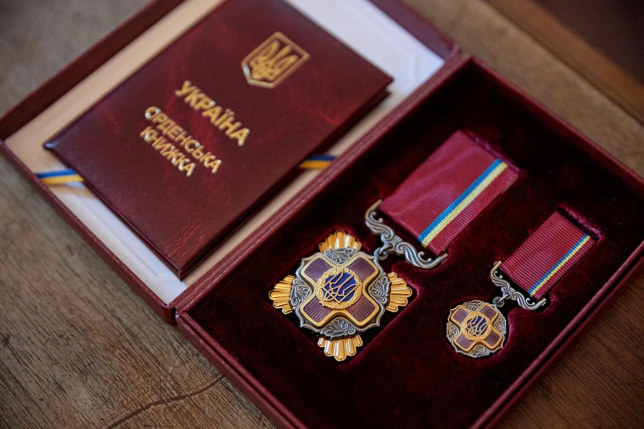 Pita dan medali Order of Merit Ukraine penghargaan bergengsi negara