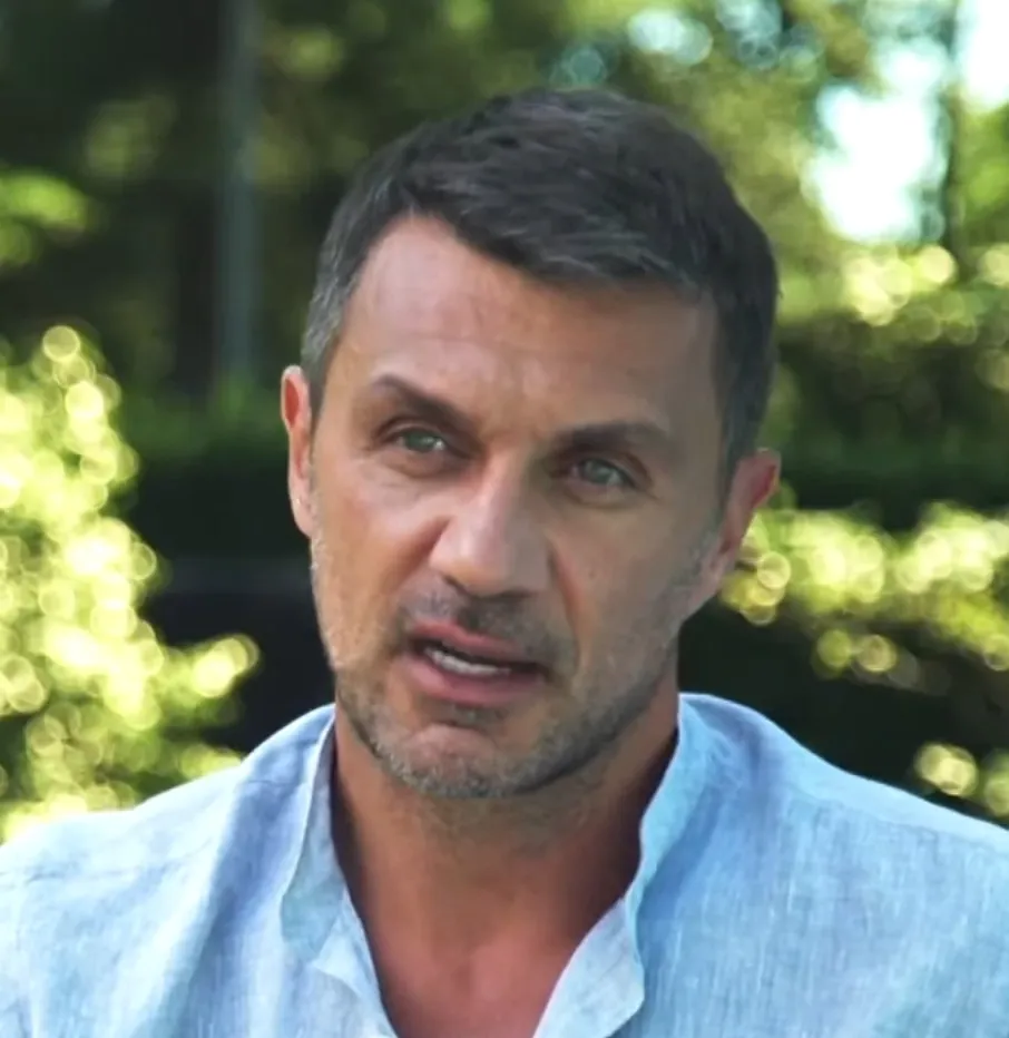 Legenda AC Milan Paolo Maldini mengangkat trofi Liga Champions