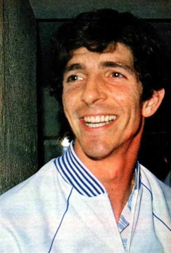 Paolo Rossi saat mengangkat trofi Piala Dunia bersama timnas Italia